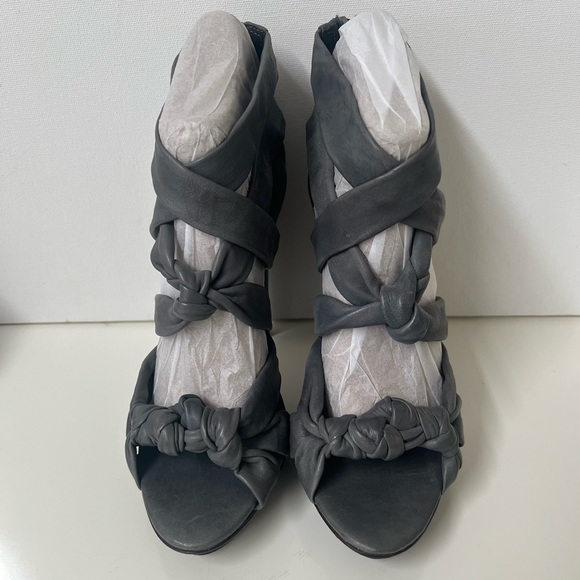 NEW!! BCBGMAXAZRIA Strappy Knotted Leather High Heels 4” plus Sz 7.5 - Picture 2 of 10